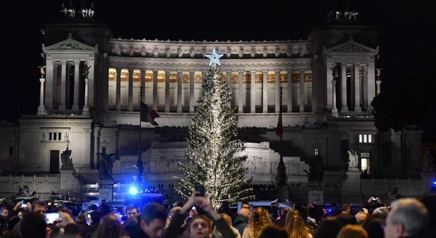 Roma, inaugurato l'albero di piazza Venezia: 600 sfere e 3 km di luci