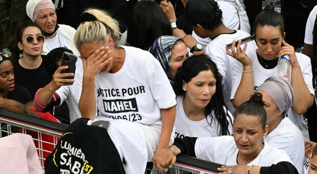 Mounia, chi è la mamma di Nahel che ha organizzato la marcia bianca per l'uccisione del figlio