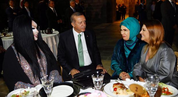 Erdogan a cena con la cantante trans