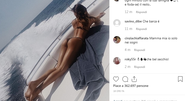 Belen mostra un lato B da urlo su Instagram e Monica Somma commenta: «Noi altre, mute»
