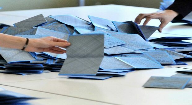 Elezioni, altri due denunciati in provincia di Napoli. A Marano un 59 enne strappa le schede di voto. A Mugnano donna sorpresa a fotografare