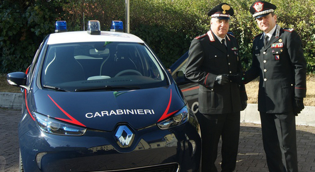 La Renault Zoe con la livrea dell'Arma a fianco del comandante della legione carabinieri Trentino Alto Adige, gen. Mennitti ed il lgt. Moreno Perucatti, comandante della stazione di Bolzano