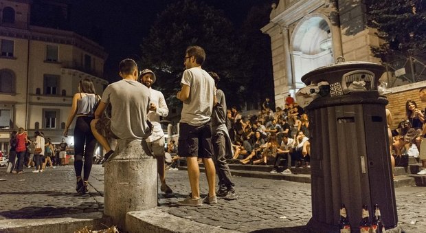 Roma, maxi-rissa a Trastevere a colpi di bottiglie. Residenti e commercianti: «Qui non si vive più»