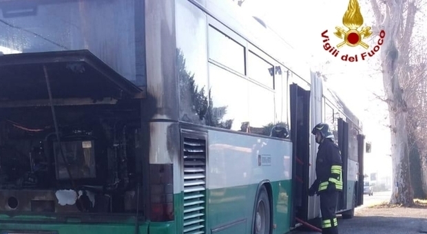 Terrore sul bus degli studenti: va in fiamme, ma la prontezza dell'autista salva tutti