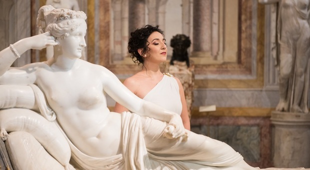 Il soprano Rosa Feola canta accanto a Paolina Borghese