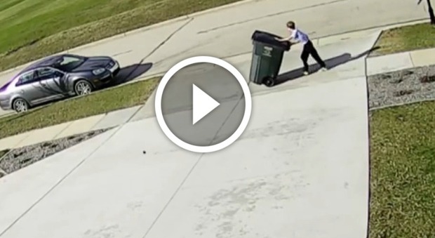 Il ragazzino alle prese con un bidone della spazzatura: il video è virale