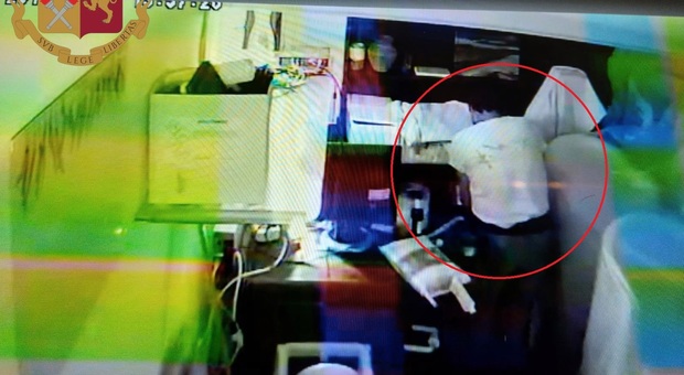 Vede il furto sullo smartphone, i poliziotti trovano il ladro nascosto sotto il tavolo