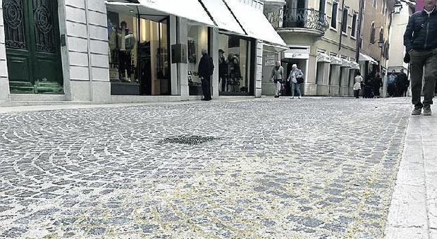 Corso Vittorio, il Natale resta giallo Dopo le feste la ditta studierà i rimedi