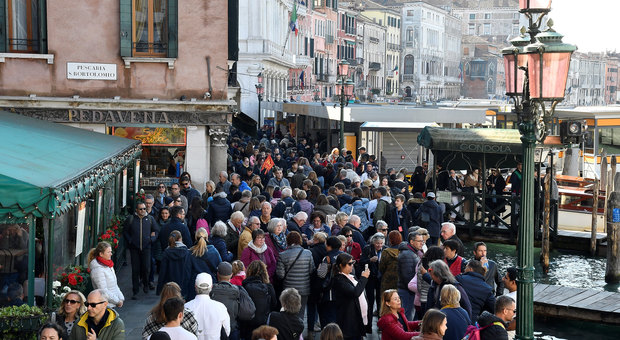 Massa di turisti a Rialto