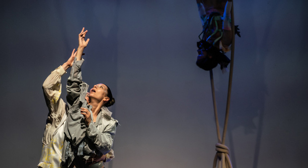 “Favole senza fili + 1” in scena al teatro Bellini: lo spettacolo della danza aerea