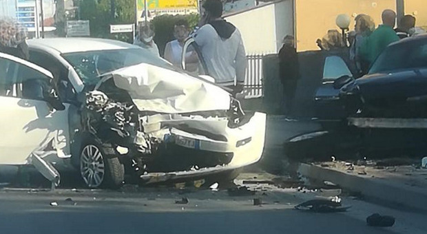 Incidente sulla Statale 16 a Pineto: tre feriti e traffico in tilt.