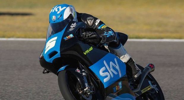 Romano Fenati sulla moto con i colori Sky del team di Valentino Rossi