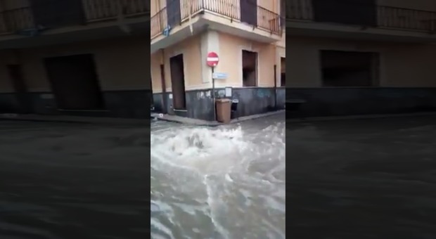 Bomba d’acqua nell’area flegrea: strade allagate e tombini saltati