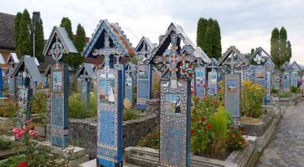 Colori stravaganti e lapidi umoristiche: il cimitero "allegro" in Romania