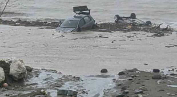Ischia flagellata: frana trascina auto a mare a Casamicciola, uomo salvato. Il fango investe una casa: intera famiglia scomparsa