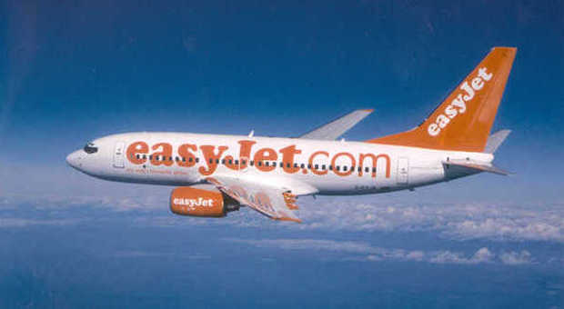 Easyjet, il tappo di champagne fa scattare le maschere ad ossigeno: aereo costretto ad atterraggio d'emergenza