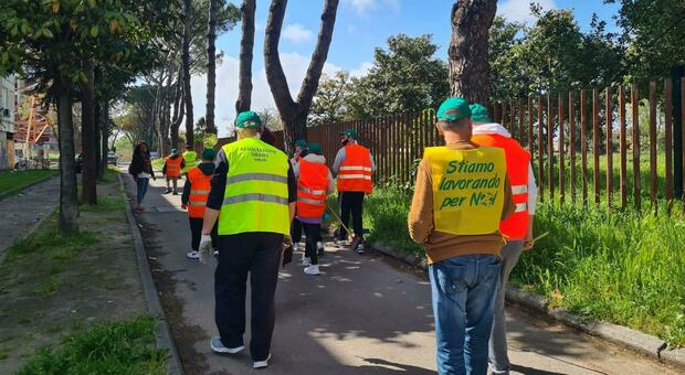 Verde da salvare, i ragazzi disabili puliscono il parco di Ponticelli