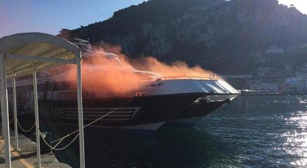 Incendio (simulato) su un catamarano ormeggiato nel porto di Capri: scatta l'esercitazione