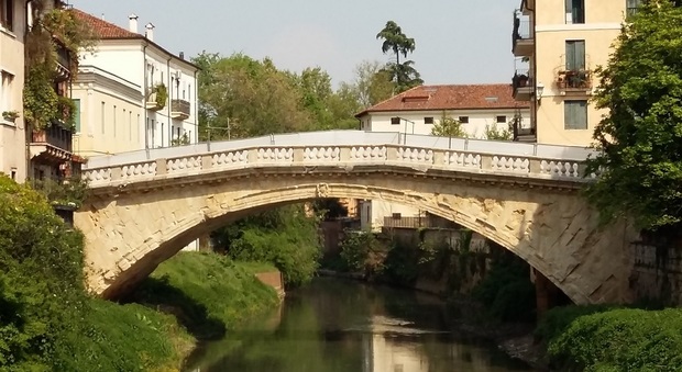 Ponte San Michele è senza veli e senza le scritte che lo deturpavano