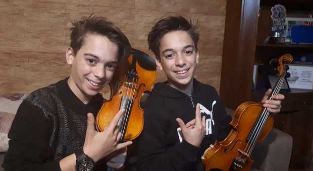 Agrigento, Coronavirus: due gemelli di 12 anni suonano “Viva la vida” in diretta sui social e i Coldplay li ringraziano con un tweet