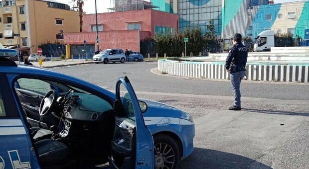 Parcheggiatori abusivi con il reddito di cittadinanza: quattro denunciati a Napoli