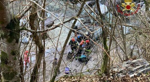 Bergamo, perde il controllo dell'auto e finisce nel fiume dopo un volo di 20 metri: morto 55enne