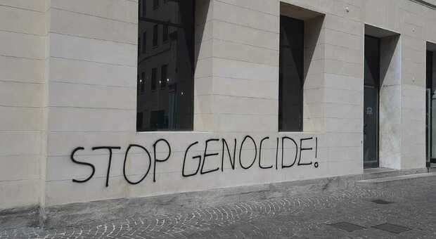 Padova. Sfregiato il muro del Caffè Pedrocchi con la scritta: "Stop genocide". Già identificato il presunto responsabile