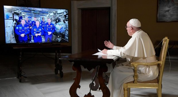 Papa Francesco chiama l'astronauta Paolo Nespoli sulla stazione spaziale internazionale