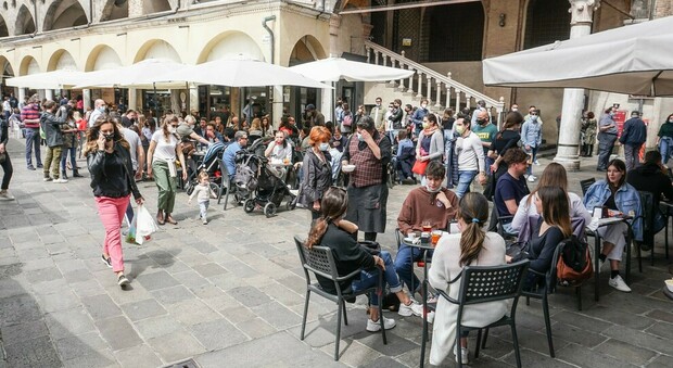 Padova - I tavolini dei bar affollati di gente in Piazza delle Erbe