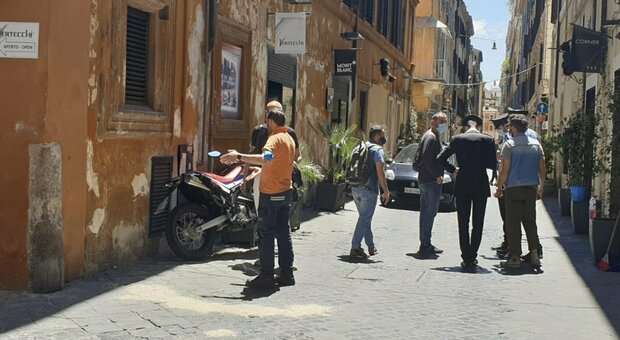 Roma, 13enne si lancia dal terzo piano dopo una lite in casa per i compiti: è grave