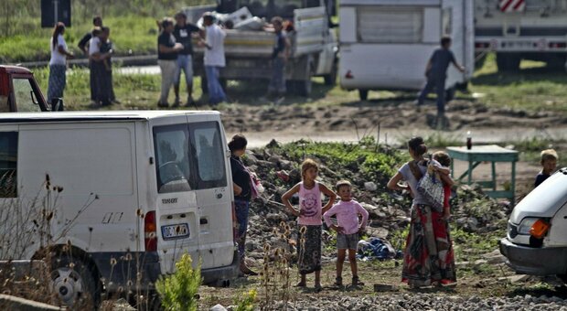Campo rom di Giugliano, via a gli interventi di rimozione straordinaria dei rifiuti