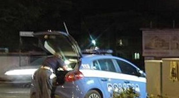 Pesaro, sfondano vetrina di un bar a scarpate: arrestate due donne