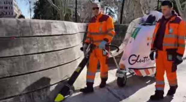 Roma, Raggi: arrivano nuove macchine aspira-rifiuti