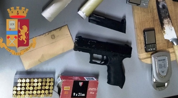 Nel deposito una pistola turca e una scatola di proiettili: arrestato 19enne a Napoli