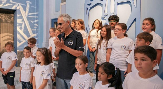 Andrea Bocelli nella chiesa dei Cristallini, con i bimbi del Rione Sanità