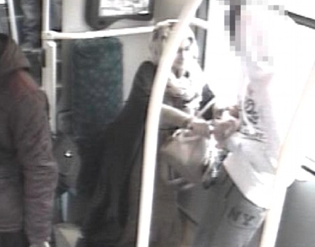 Londra, tenta di accoltellare un 15enne su un bus: è caccia aperta alla donna con il capo coperto