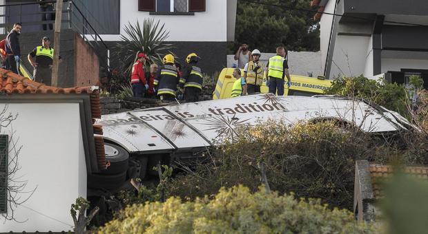Madeira, bus si ribalta e precipita da una scogliera: «Almeno 28 morti, 57 turisti tedeschi a bordo»