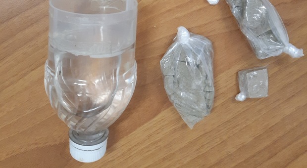 Eroina e cocaina in una bottiglia di acqua: 36enne in manette
