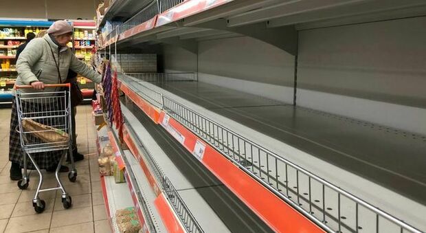 Russi travolti dalle sanzioni: zucchero +37%, cipolle +40%, pomodori +12,3%: liti al supermercato Video