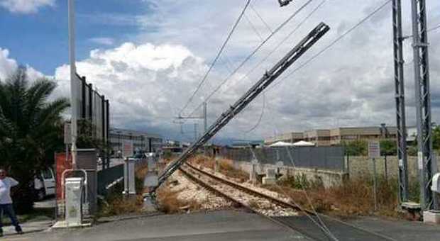 Offida: camion trancia i cavi elettrici della linea ferroviaria, treni bloccati