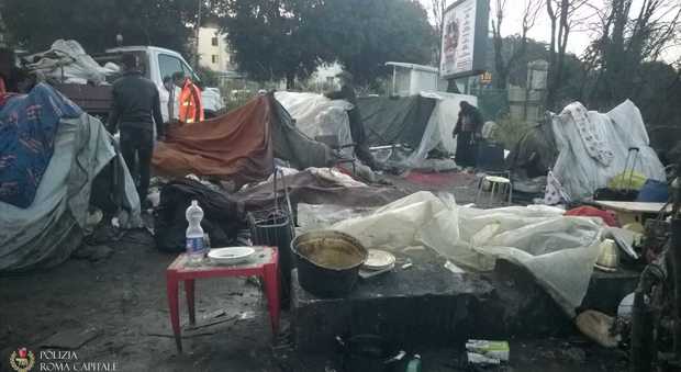 Roma, sgomberato insediamento abusivo: rimossi strutture e rifiuti