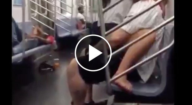 Sesso nella Metro di New York davanti ai passeggeri, l'incredibile video filmato nella Grande Mela