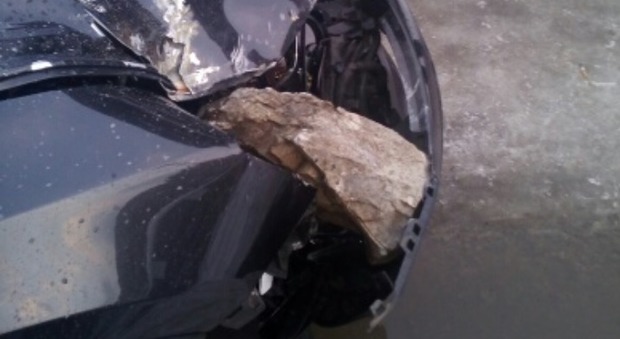 L'auto colpita dal pezzo di roccia a Sauris