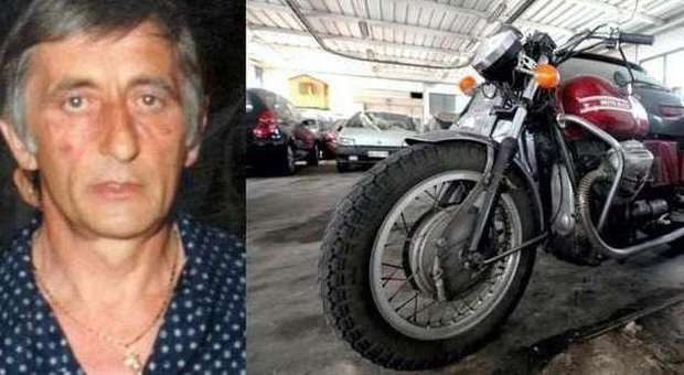 Auto lo investe, un'altra lo schiaccia: orribile fine di un motociclista 70enne