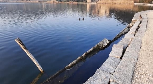 Lago d'Averno, crolla la banchina del lungolago