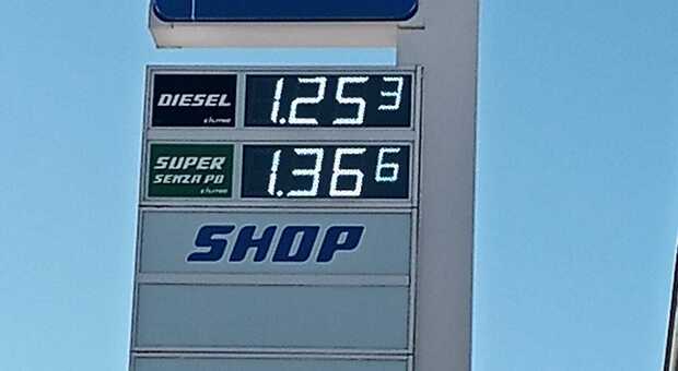 Benzina, c'è un comune in Italia in cui costa 1,36 euro: il pieno low cost (senza tasse né accise)