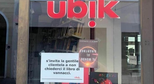 Generale Vannacci, libreria espone cartello