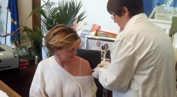 Il ministro della Salute Beatrice Lorenzin si sottopone alla vaccinazione antinfluenza