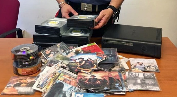 Scoperta la centrale dei dvd pirata: arrestato 34enne di Piscinola