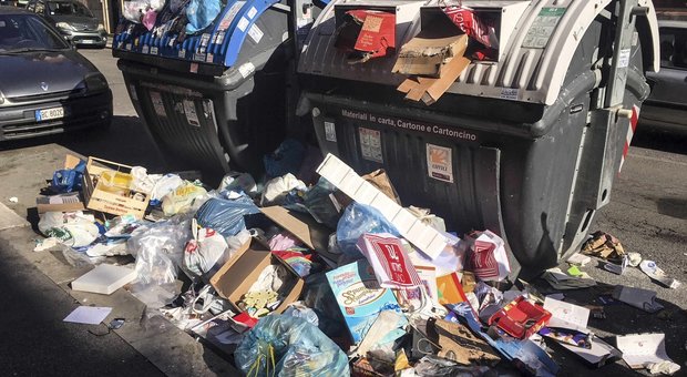 Fiumicino, abbandonano i rifiuti in strada: multe pesanti per quattro cittadini